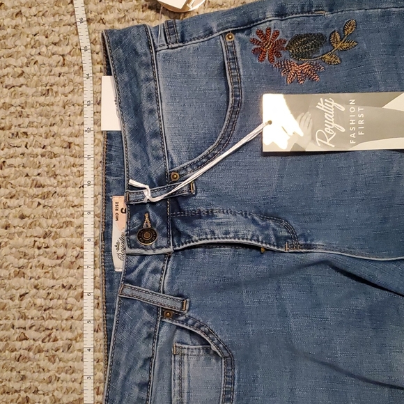CB Royalty Womans Mid Rise Straight Jean, Size 6 - Picture 10 of 16